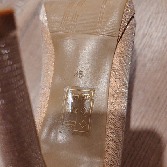 NEW Le Chateau Cream Sparkle heels. Size 38 (size 7 U.S.) - Picture 4 of 5